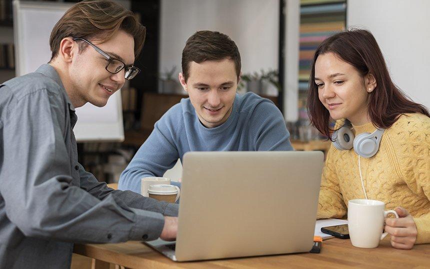 كيف تختار الدورة التعليمية المناسبة لك في عالم التعلم الرقمي؟