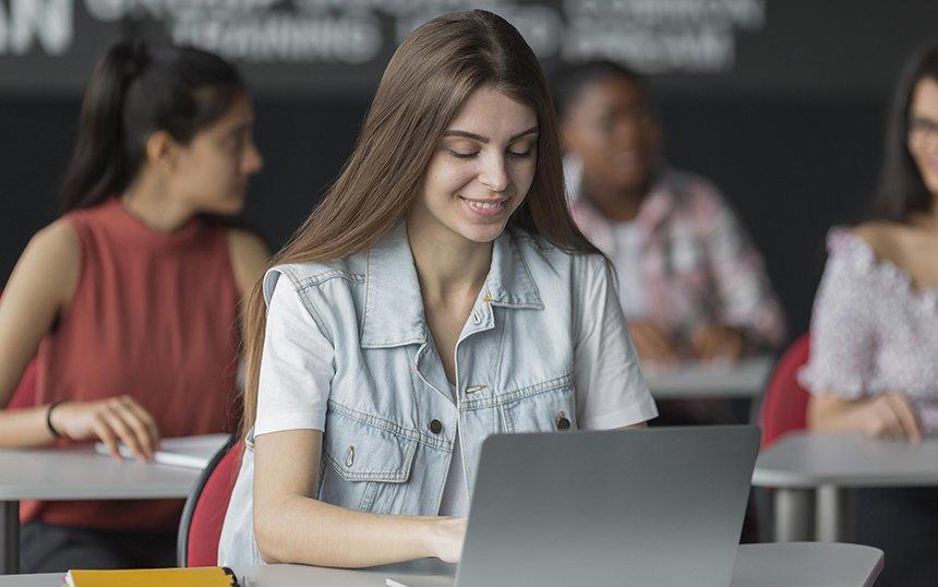 كيف يمكن للطلاب تحسين مهاراتهم الدراسية في العصر الرقمي؟